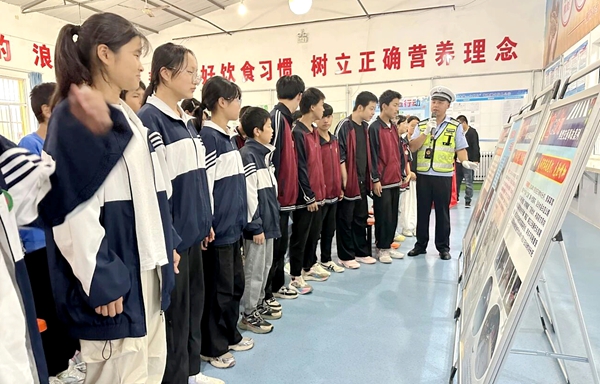 白水交警进学校开展交通安全宣传活动。