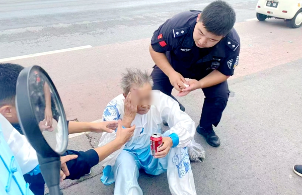 华阴巡特警巡逻途中救助低血糖老人.