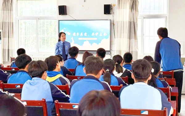 华州区人民检察院的两名检察官为同学们带来“法治盛宴”。