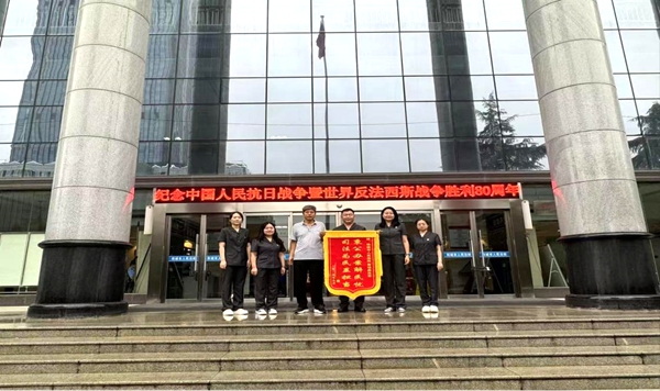 当事人张某某冒雨奔赴韩城市人民法院，将锦旗送至民一庭，感谢贾靖晶法官团队高效公正办案。