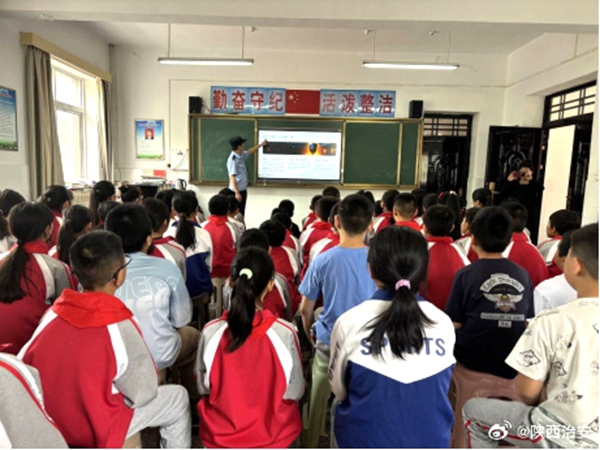 华州分局金堆派出所民警走进辖区校园，带来一堂“开学第一课”。
