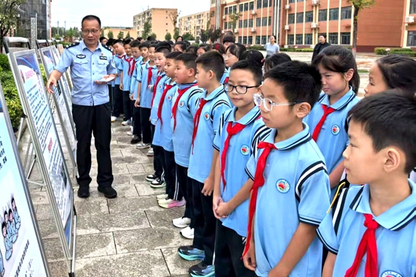 大荔县公安局56名法治副校长深入全县中小学及幼儿园，开展以“十进校园”为主题的“开学第一课”法治宣讲活动。