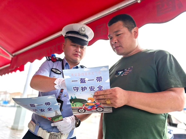 蒲城交警对辖区国省道沿线占道经营的商贩开展交通安全专项宣传。