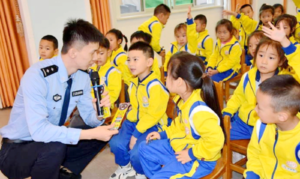 合阳县公安局治安大队民警深入辖区幼儿园，开展防欺凌与安全教育系列活动。