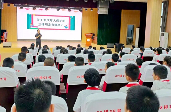 大荔法院走进东府小学开展法治教育。