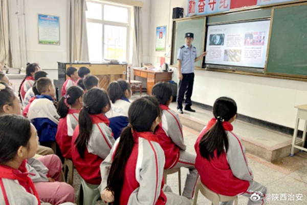 渭南市公安局华州分局金堆派出所民警走进辖区校园上“开学第一课”。
