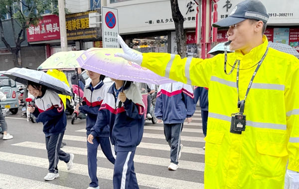 大荔公安交警坚守“护学岗”保障师生出行安全。