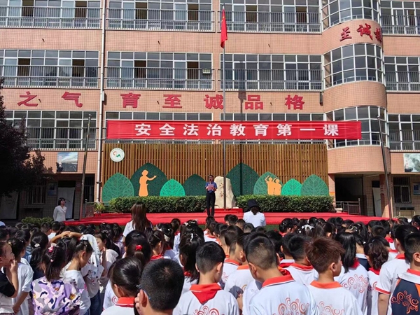 华阴检察院检察官为师生开启“法治启蒙课”。