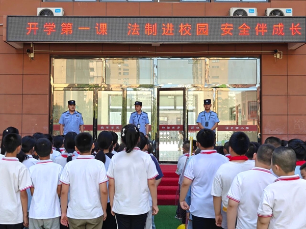 白水县公安局29名法治副校长深入全县各中小学校，为师生们带来法治教育“开学第一课”。