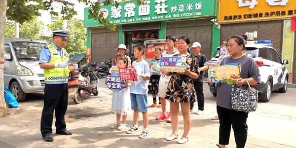 大荔公安交警走进辖区许庄镇黄家村开展“千村宣教”交通安全宣传活动。