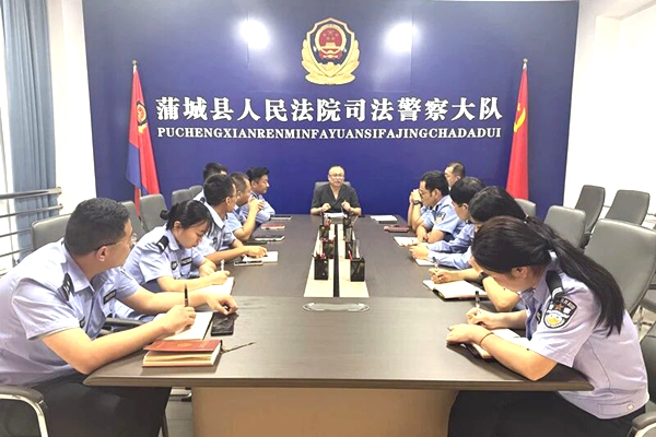 蒲城法院刑事审判庭庭长到司法警察大队进行专题授课。