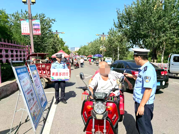 韩城公安交警进集市开展交通安全主题宣传。