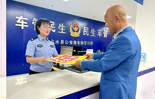 白水公安交警开启“绿色通道”优化校车标牌申领程序，护航学生平安路。