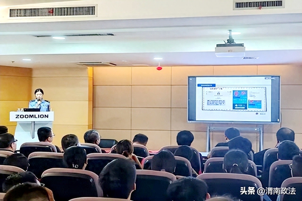 崇业路派出所民警深入辖区企业开展反诈宣传活动.