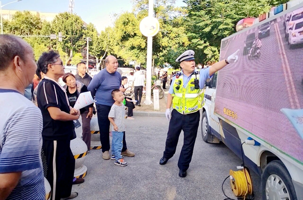 华州交警在育英校园门口开展交通安全宣传活动。
