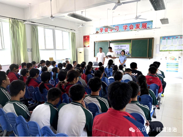 韩城市司法局板桥司法所携手云山律师事务所开展校园安全普法活动。