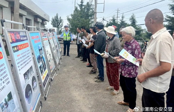 白水交警开展“千村宣教”交通安全宣传活动。