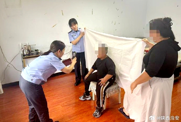 韩城西庄派出所民警上门为辖区群众拍摄身份证照片.