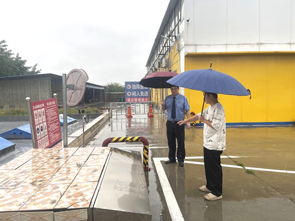 潼关检察干警实地走访辖区8家加油站，全面摸排防雷防静电设施运行情况。