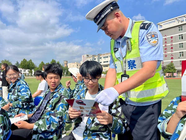 蒲城公安交警走进尧山中学开展交通安全宣传活动。