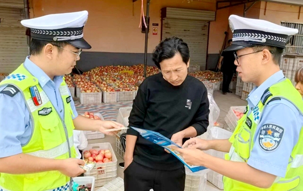 渭南高速交警深入苹果产区开展“美丽乡村行”交通安全宣传活动。
