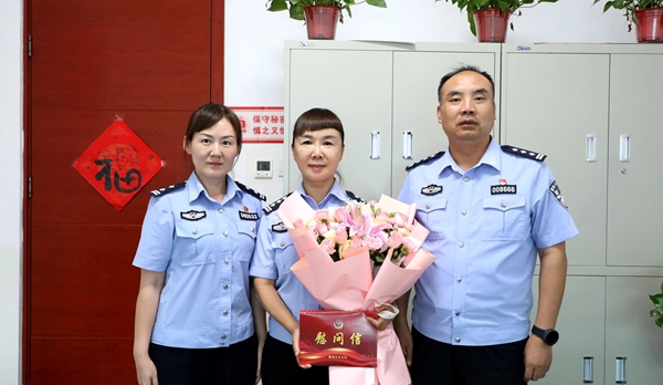 临渭公安分局开展警务教官走访慰问活动。