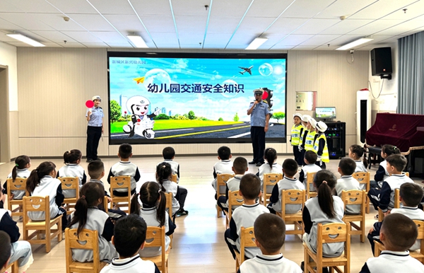 韩城公安交警走进幼儿园开展交通安全宣传教育活动。