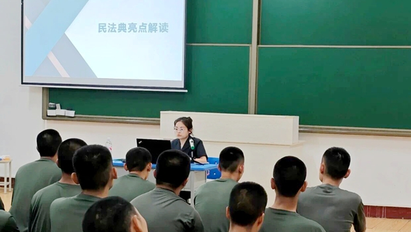 韩城法院进军营开展普法宣传活动。