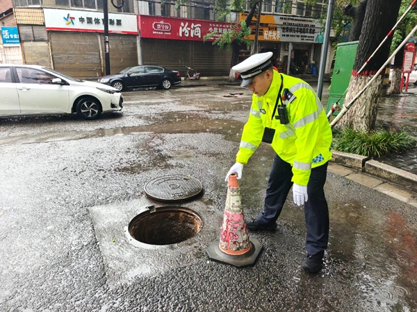 华州交警坚守一线，疏导交通。