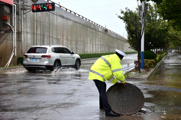 蒲城交警排除道路交通安全隐患。