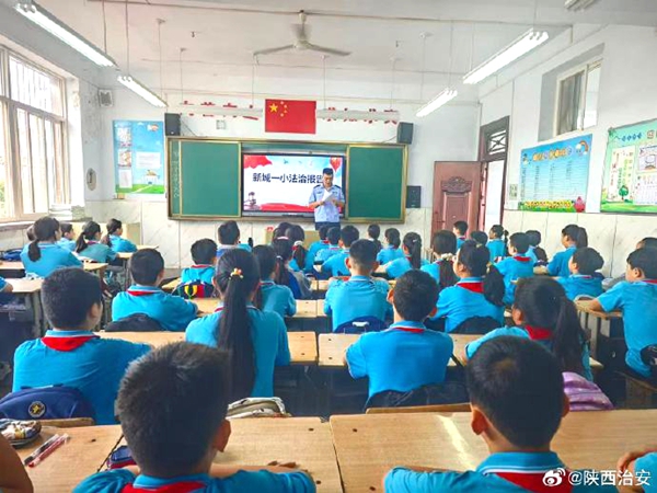 韩城公安新城派出所组织民辅警走进辖区学校举办“法治教育进校园”专题报告会。 