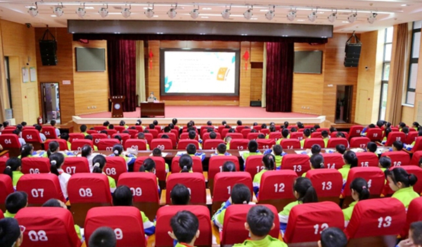 渭南中院行政庭副庭长何妍受邀走进校园讲法治教育课。
