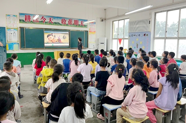 合阳法院同家庄法庭开展法治进校园活动