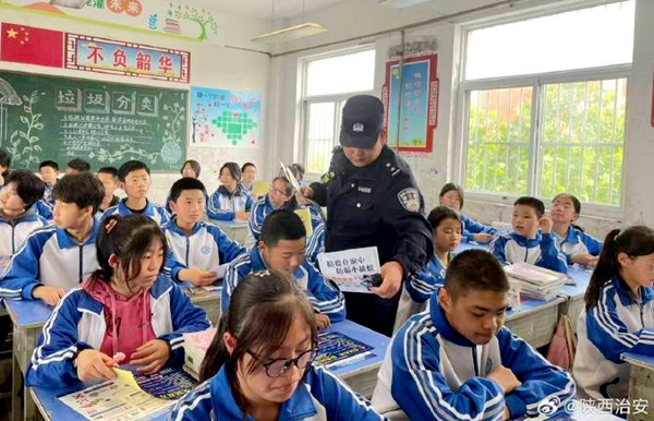 合阳金水派出所民警深入辖区各校园开展反诈宣传活动。