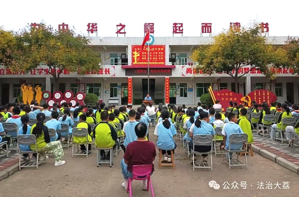 大荔县司法局开展“送法进校园”活动。 大荔县司法局开展“送法进校园”活动。