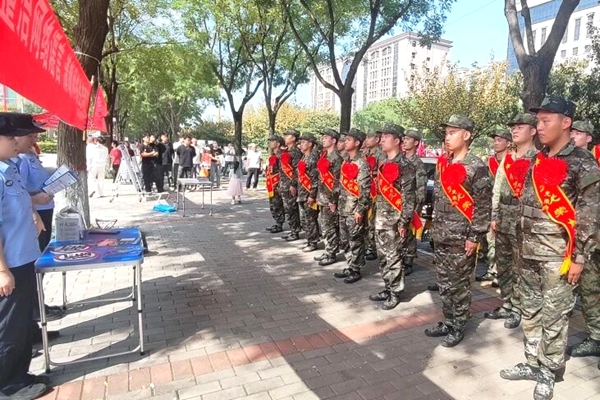 华州公安开展2025年国家网络安全宣传周活动。 华州公安开展2025年国家网络安全宣传周活动。