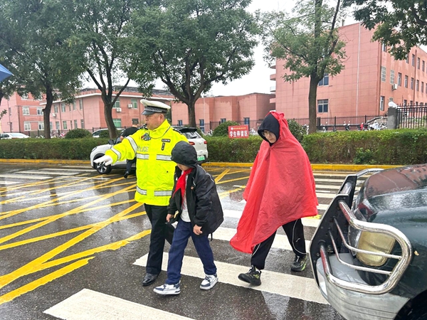 白水公安交警雨中坚守保畅通。 白水公安交警雨中坚守保畅通。