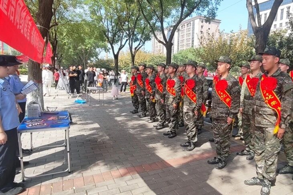 华州公安开展2025年国家网络安全宣传周活动。 华州公安开展2025年国家网络安全宣传周活动。