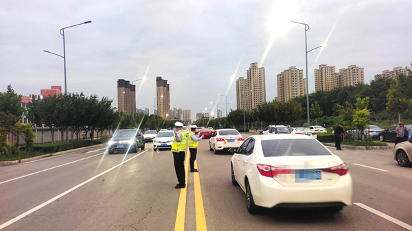 韩城市公安局交警大队全力为广大师生打造出行“绿色通道”。