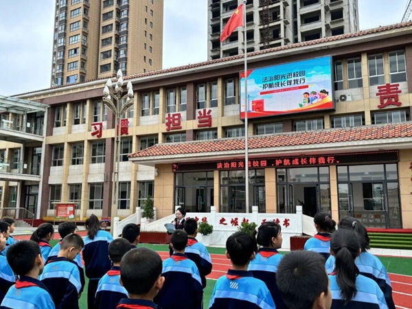 大荔法院干警走进校园为同学们上法治教育课。 大荔法院干警走进校园为同学们上法治教育课。