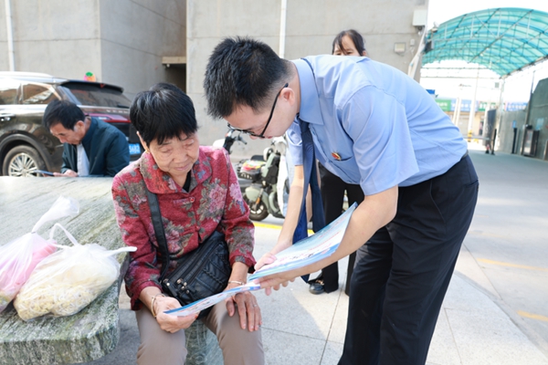 澄城县人民检察院干警深入南关社区开展常态化扫黑除恶斗争宣传活动。 澄城县人民检察院干警深入南关社区开展常态化扫黑除恶斗争宣传活动。