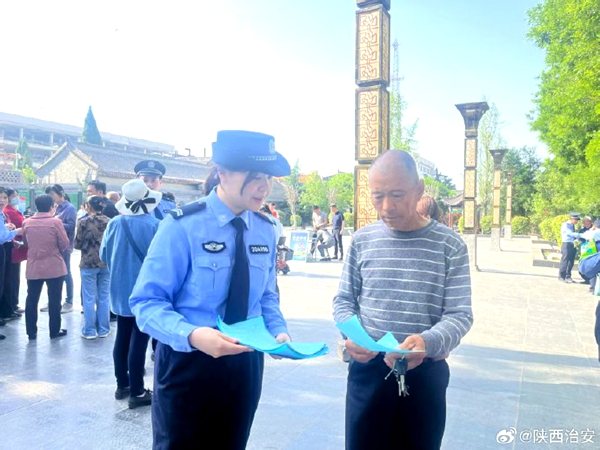 合阳金水派出所积极组织民辅警开展平安宣传活动。 合阳金水派出所积极组织民辅警开展平安宣传活动。