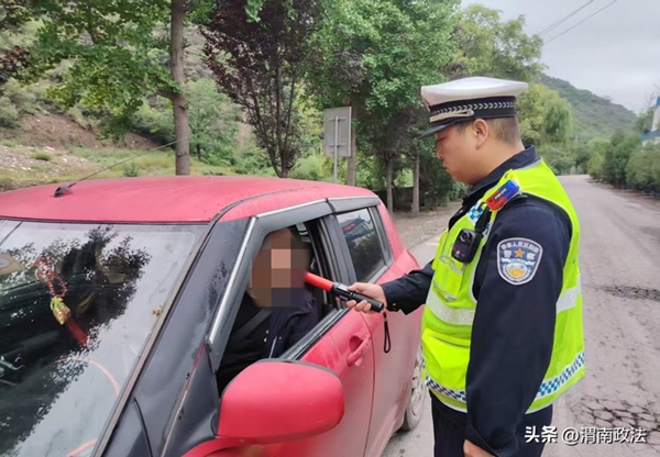 韩城交警严查酒驾、醉驾、超员、超载等重点交通违法行为。 韩城交警严查酒驾、醉驾、超员、超载等重点交通违法行为。