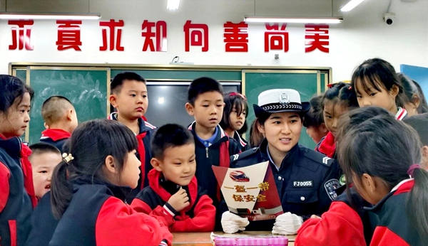 蒲城交警深入学校开展交通安全宣传活动。