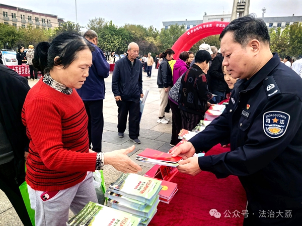 大荔县司法局组织普法志愿者开展“全国科普月”法治宣传活动。