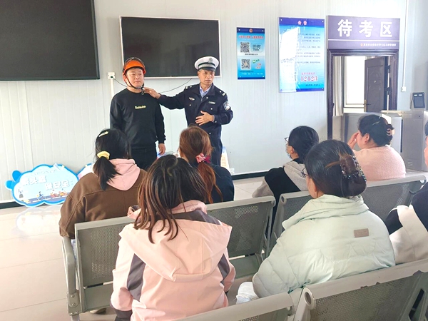 大荔公安交警走进考务中心开展“一盔一带”交通安全宣传活动。