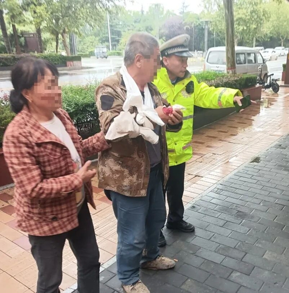 临渭交警紧急护送断指伤员就医。