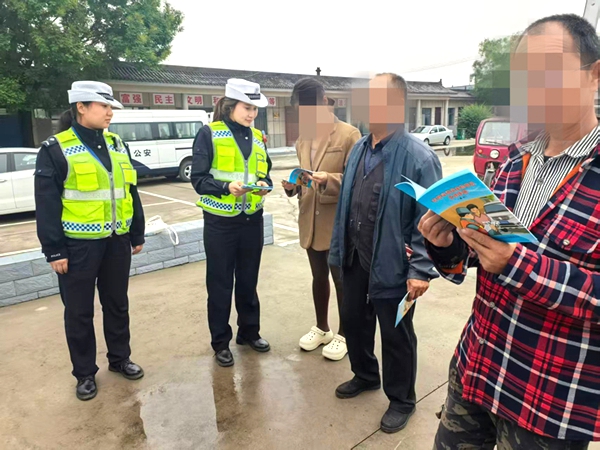 韩城市公安局交警大队在重阳村、街道开展“文明交通 绿色出行”主题宣传活动。