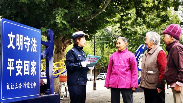 蒲城交警开展“车让车 安全行”主题宣传活动。 蒲城交警开展“车让车 安全行”主题宣传活动。