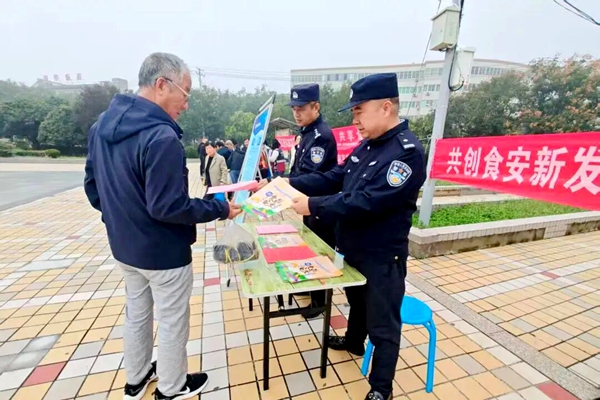 华州公安环食药侦大队开展食品安全宣传周活动。 华州公安环食药侦大队开展食品安全宣传周活动。